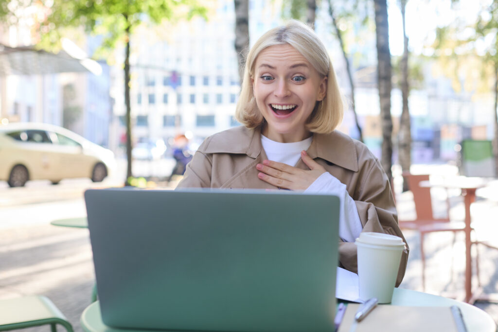 Kurs-dla-kobiet-przedsiębiorczyń-online-zlaptopem